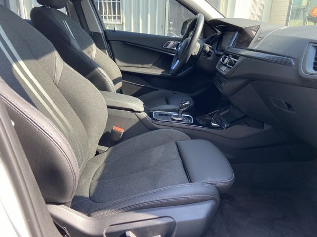 2019 118i 一手女用美車 坐上去立馬變辣妹 改款大銀幕  第14張相片