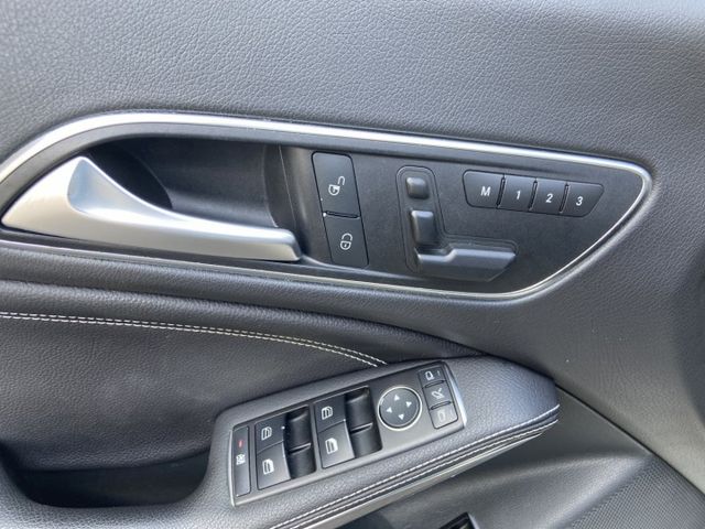 2015 CLA200 無框玻璃 帥氣度滿分  原版認證車  第7張相片