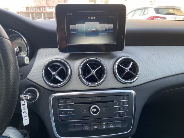 2015 CLA200 無框玻璃 帥氣度滿分  原版認證車  第8張相片