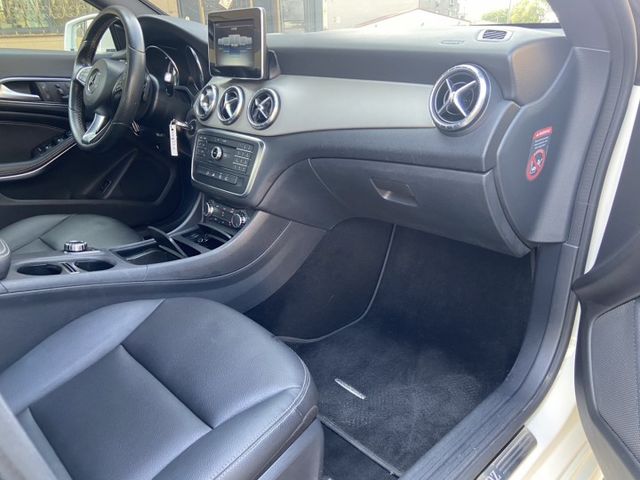 2015 CLA200 無框玻璃 帥氣度滿分  原版認證車  第10張相片