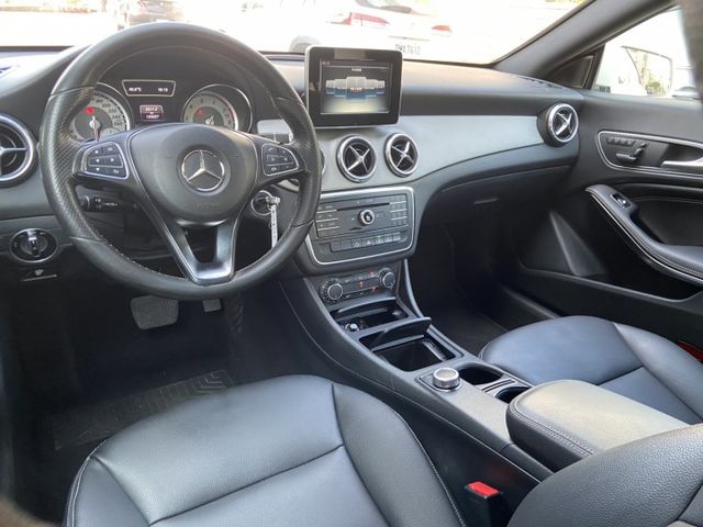 2015 CLA200 無框玻璃 帥氣度滿分  原版認證車  第11張相片