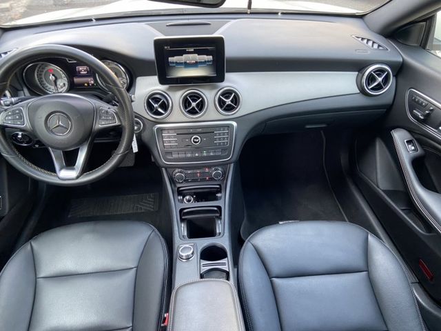 2015 CLA200 無框玻璃 帥氣度滿分  原版認證車  第12張相片