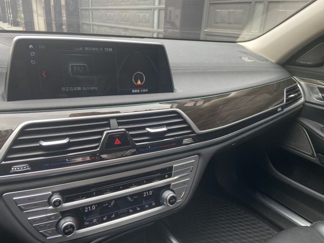 730LD 長軸版 市場沒車 有實力有品味的老闆 開過就懂他的好 襯托沉穩與低調的品味  第8張相片