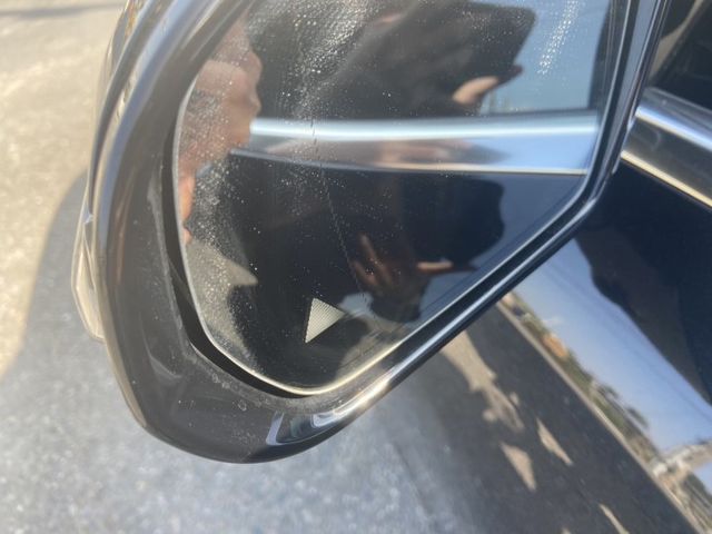 2017 E200 認證車 里程低 車道至中 定速 IK免鑰 電動座椅 全車氣氛燈 電尾門 配備很滿 市場新價格  第7張相片