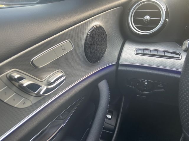 2017 E200 認證車 里程低 車道至中 定速 IK免鑰 電動座椅 全車氣氛燈 電尾門 配備很滿 市場新價格  第8張相片