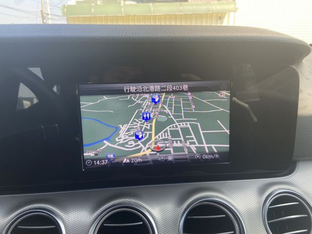 2017 E200 認證車 里程低 車道至中 定速 IK免鑰 電動座椅 全車氣氛燈 電尾門 配備很滿 市場新價格  第10張相片