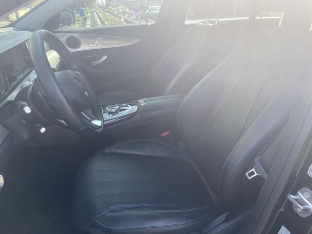 2017 E200 認證車 里程低 車道至中 定速 IK免鑰 電動座椅 全車氣氛燈 電尾門 配備很滿 市場新價格  第13張相片