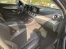 2017 E200 認證車 里程低 車道至中 定速 IK免鑰 電動座椅 全車氣氛燈 電尾門 配備很滿 市場新價格  第14張縮圖