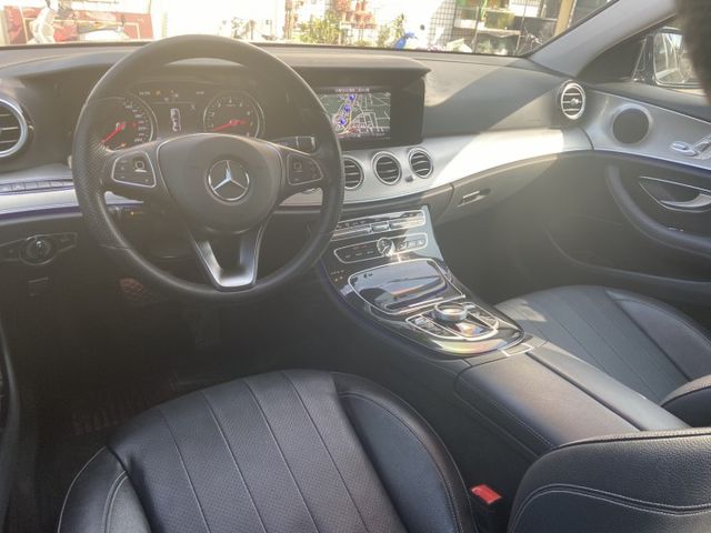 2017 E200 認證車 里程低 車道至中 定速 IK免鑰 電動座椅 全車氣氛燈 電尾門 配備很滿 市場新價格  第16張相片