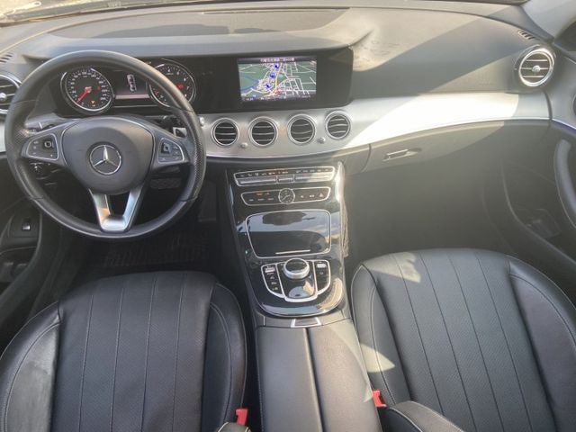 2017 E200 認證車 里程低 車道至中 定速 IK免鑰 電動座椅 全車氣氛燈 電尾門 配備很滿 市場新價格  第17張相片