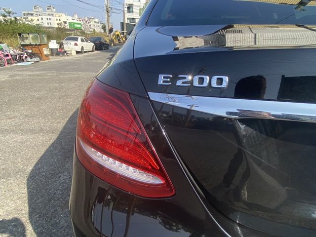 2017 E200 認證車 里程低 車道至中 定速 IK免鑰 電動座椅 全車氣氛燈 電尾門 配備很滿 市場新價格  第20張相片