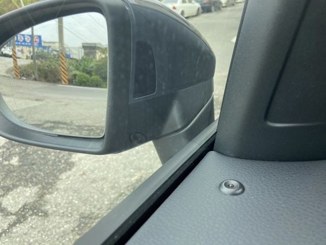 2023/24年領牌 TOURAN 新車水準 中古車價格 不用殺價就很便宜 完整LV2 電動尾門 CARPLAY 7人座  第7張相片