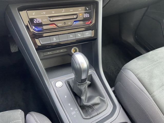 2023/24年領牌 TOURAN 新車水準 中古車價格 不用殺價就很便宜 完整LV2 電動尾門 CARPLAY 7人座  第9張相片