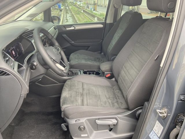 2023/24年領牌 TOURAN 新車水準 中古車價格 不用殺價就很便宜 完整LV2 電動尾門 CARPLAY 7人座  第13張相片