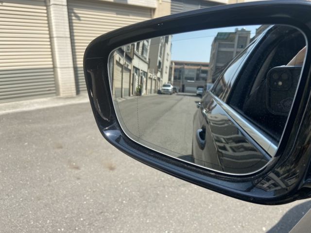 18年G30 520D 10.25大銀幕 氣氛燈 選配ACC跟車 車道維持 盲點 摸門 衛星導航 底盤優質無漏油  第6張相片