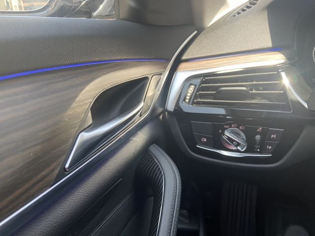 18年G30 520D 10.25大銀幕 氣氛燈 選配ACC跟車 車道維持 盲點 摸門 衛星導航 底盤優質無漏油  第11張相片