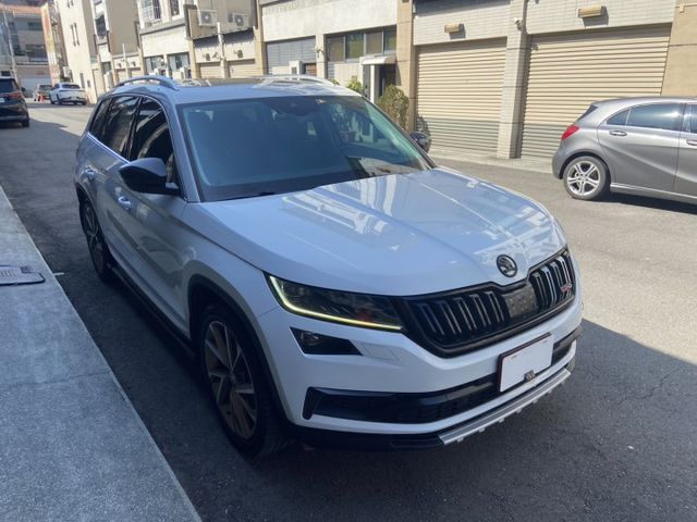 2019 2.0 4X4 完整LV2 全景天窗 正7人 360環景 自動停車 電動尾門 3區恆溫 配備滿  第3張相片