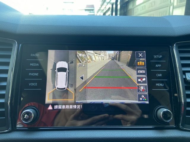 2019 2.0 4X4 完整LV2 全景天窗 正7人 360環景 自動停車 電動尾門 3區恆溫 配備滿  第9張相片