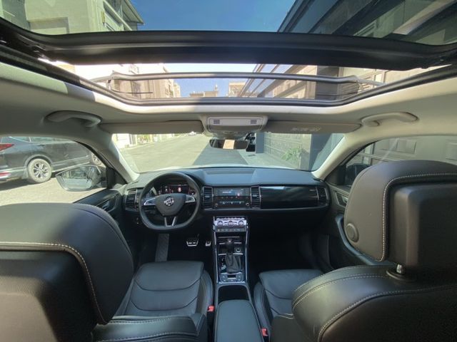 2019 2.0 4X4 完整LV2 全景天窗 正7人 360環景 自動停車 電動尾門 3區恆溫 配備滿  第17張相片