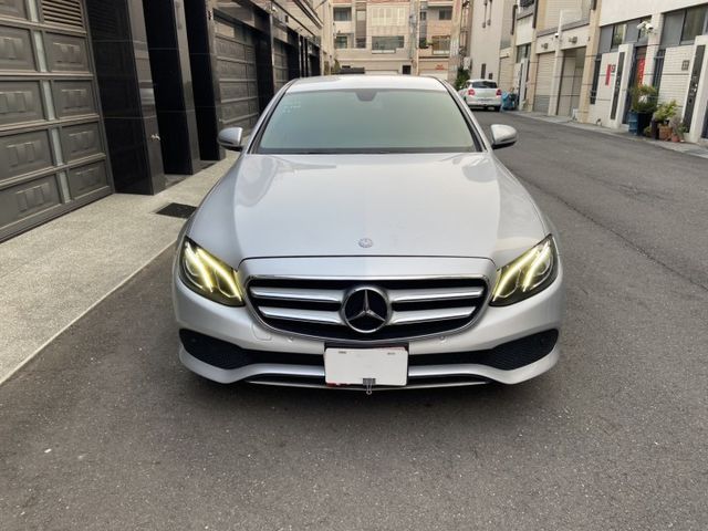 2016 E220D 認證車 64色氣氛燈 /定速/雙區恆溫/雙前座電動椅/高速長途超級省油/柴油渦輪  第2張相片