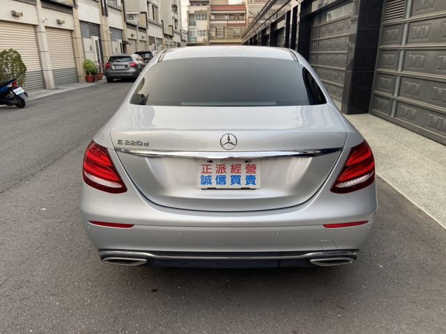 2016 E220D 認證車 64色氣氛燈 /定速/雙區恆溫/雙前座電動椅/高速長途超級省油/柴油渦輪  第17張相片