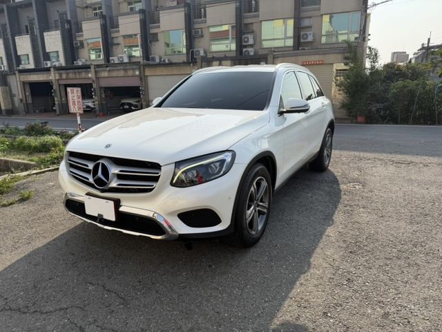 2017年 總代理 GLC250 4輪傳動 / 認證車 / 馬力200多P / 換檔撥片 / 定速 / 360環景 /  第1張相片