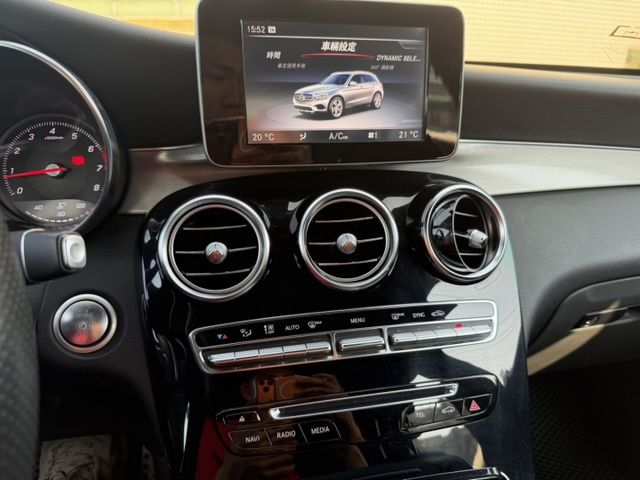 2017年 總代理 GLC250 4輪傳動 / 認證車 / 馬力200多P / 換檔撥片 / 定速 / 360環景 /  第7張相片