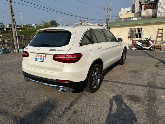 2017年 總代理 GLC250 4輪傳動 / 認證車 / 馬力200多P / 換檔撥片 / 定速 / 360環景 /  第18張相片