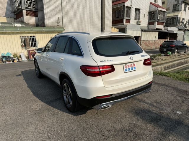2017年 總代理 GLC250 4輪傳動 / 認證車 / 馬力200多P / 換檔撥片 / 定速 / 360環景 /  第20張相片