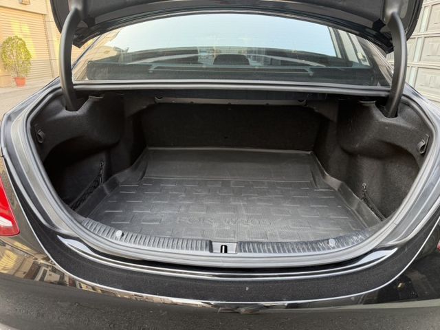 2017 C180 原版認證車 雙前電動椅/定速/雙區恆溫/IK一鍵啟動/質感內裝/車況優質  第15張相片