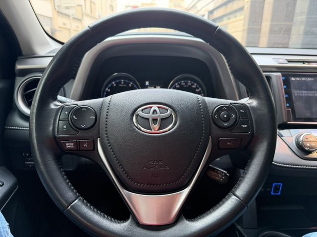 2017 RAV4 頂規 定速/ACC/電尾門/盲點/導航/電視/電動椅/恆溫/不用殺價就很便宜  第4張相片