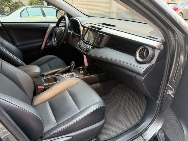 2017 RAV4 頂規 定速/ACC/電尾門/盲點/導航/電視/電動椅/恆溫/不用殺價就很便宜  第14張相片