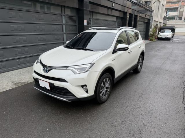 2016 油電尊爵版 認證好車 定速/盲點/摸們/天窗/電動尾門/電動椅/雙色內裝87成新/超級漂亮  第1張相片