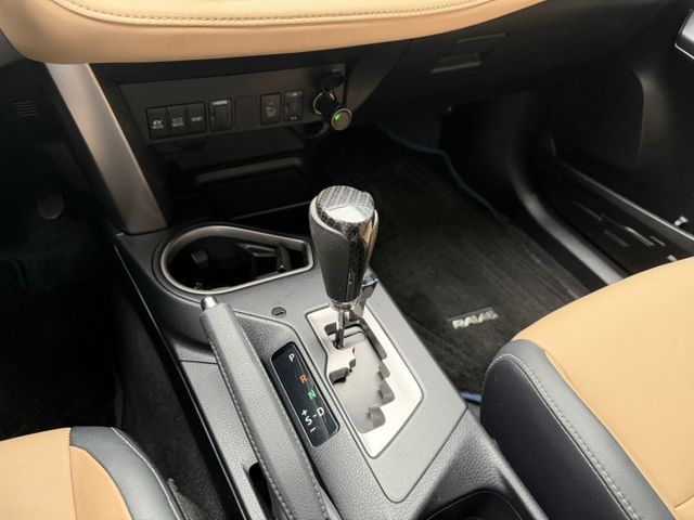 2016 油電尊爵版 認證好車 定速/盲點/摸們/天窗/電動尾門/電動椅/雙色內裝87成新/超級漂亮  第10張相片