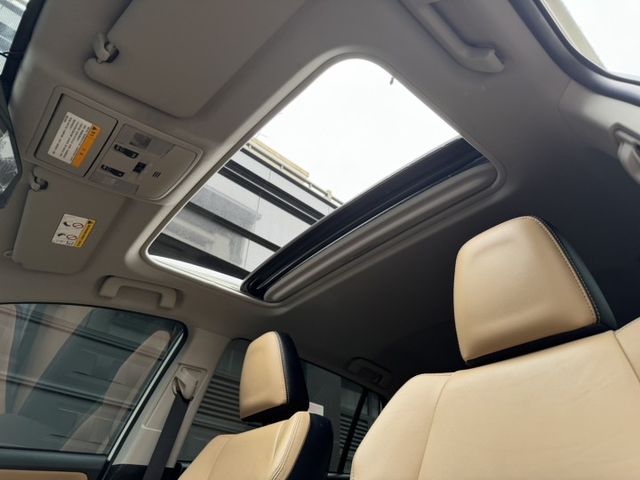 2016 油電尊爵版 認證好車 定速/盲點/摸們/天窗/電動尾門/電動椅/雙色內裝87成新/超級漂亮  第11張相片