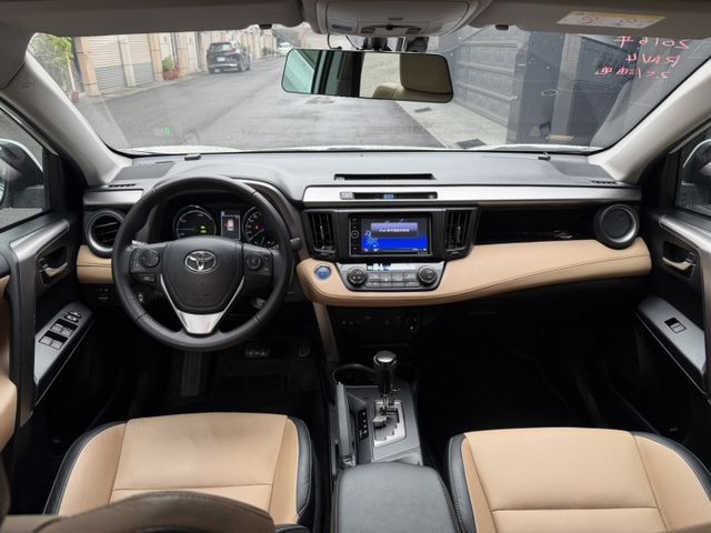 2016 油電尊爵版 認證好車 定速/盲點/摸們/天窗/電動尾門/電動椅/雙色內裝87成新/超級漂亮  第18張相片