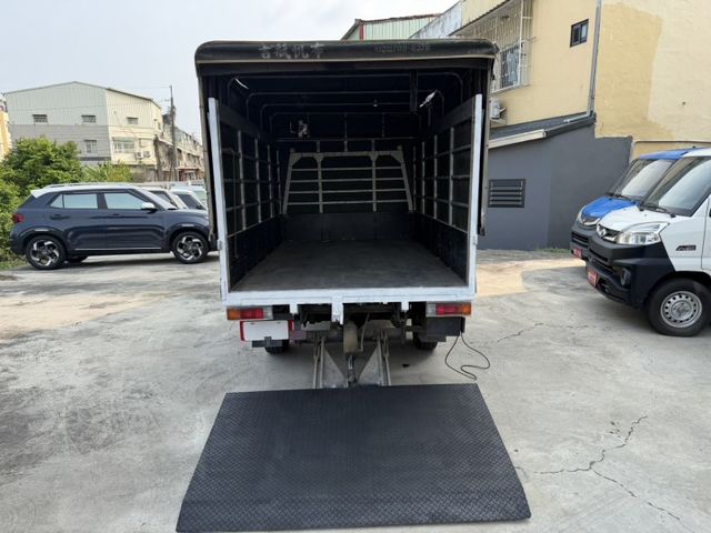 2019 得利卡 加裝 升降帆布 載貨更靈活 / 加裝電尾門 / 剎車皮已更換 / 倒車顯影 / 車況優質  第8張相片
