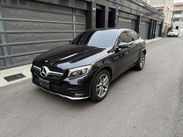 2017年 GLC250 庫貝 4MATIC  AMG 360環景/天窗/電動尾門/定速/ 選配AMG碳纖維飾板  第1張相片