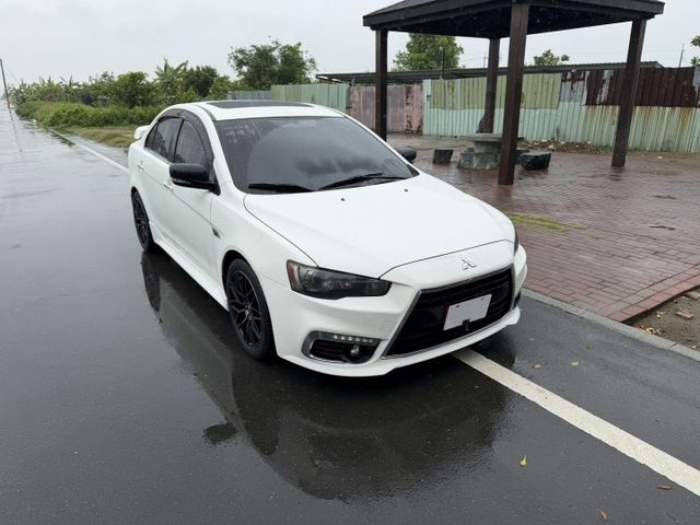 2014 Lancer iO版 鯊魚頭/大尾翼/升級安卓機/定速/換檔撥片/倒車顯影/恆溫/天窗/可全額貸款  第3張相片