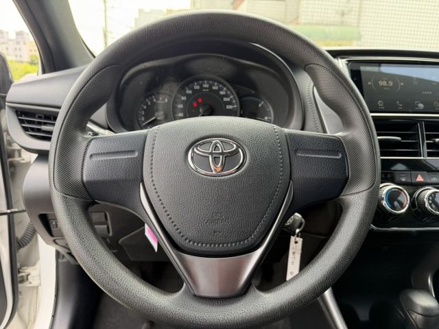 2021 YARIS 熱門掀背小車 / 省油省稅金/ 兩年五萬公里保固 / 經典版 / 可車換車 / 全額貸款  第4張相片