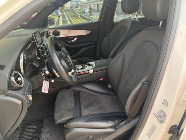 2017年 總代理 GLC250 4輪傳動 / 認證車 / 馬力200多P / 換檔撥片 / 定速 / 360環景 /  第11張相片