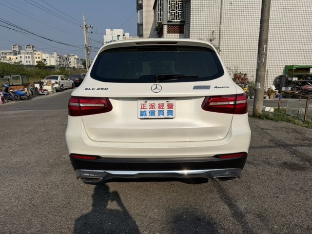 2017年 總代理 GLC250 4輪傳動 / 認證車 / 馬力200多P / 換檔撥片 / 定速 / 360環景 /  第19張相片