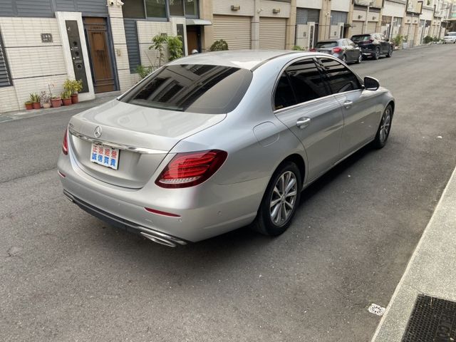 2016 E220D 認證車 64色氣氛燈 /定速/雙區恆溫/雙前座電動椅/高速長途超級省油/柴油渦輪  第16張相片