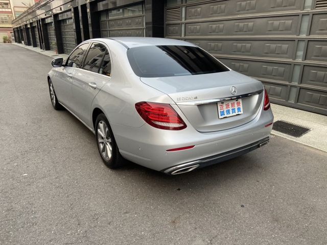 2016 E220D 認證車 64色氣氛燈 /定速/雙區恆溫/雙前座電動椅/高速長途超級省油/柴油渦輪  第18張相片