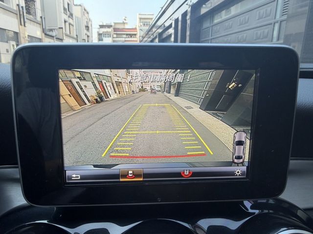 2017 C180 原版認證車 雙前電動椅/定速/雙區恆溫/IK一鍵啟動/質感內裝/車況優質  第9張相片