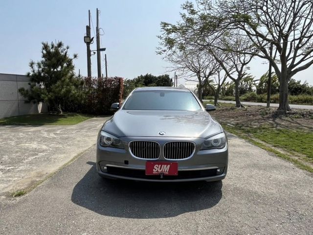 BMW 740Li   超低里程 僅跑9萬 全車原版件 20幾萬開回去帥  第2張相片