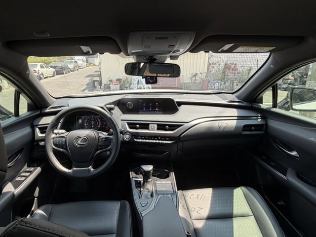 2019 UX200認證車 質感小車 雙前電動座椅/ACC/定速/車道偏移/IK一鍵啟動/盲點偵測  第13張相片