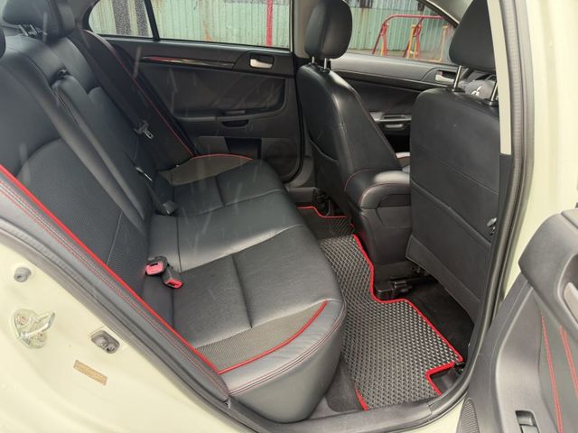 2014 Lancer iO版 鯊魚頭/大尾翼/升級安卓機/定速/換檔撥片/倒車顯影/恆溫/天窗/可全額貸款  第14張相片