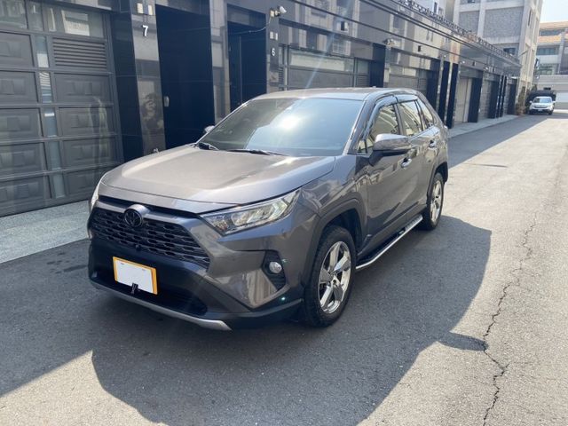 2020 RAV4 頂級旗艦版 全速域跟車 腳踢電尾門 360環景 升級安卓機 認證車 不用殺價就很便宜  第1張相片