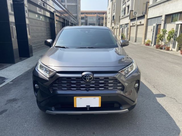 2020 RAV4 頂級旗艦版 全速域跟車 腳踢電尾門 360環景 升級安卓機 認證車 不用殺價就很便宜  第2張相片